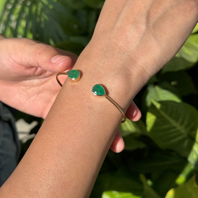 Contemporary 2.58ct Pear Emerald Open Cuff Bangle Bracelet in 14k Yellow Gold For Sale - Image 10 of 17