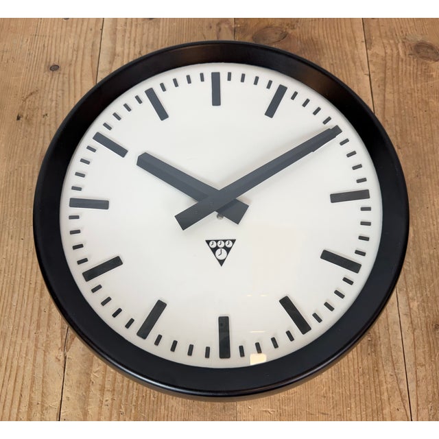 Industrial Bakelite Factory Wall Clock from Pragotron, 1960s For Sale - Image 9 of 17