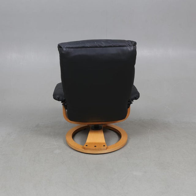 Set of Vintage Scandinavian Lounge Chair with Ottoman in Black Leather and Wood Frame, 1980s For Sale - Image 6 of 15