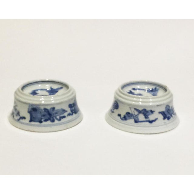 Chinese porcelain salt cellars, Kangxi (1662-1722) 2 Chinese porcelain salt cellars with 3 rims and inside the double blue...