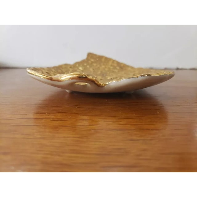 1970s Vintage Hand Decorated Leaf Shaped Weeping Bright 22k Gold Dish With Loop For Sale - Image 5 of 6