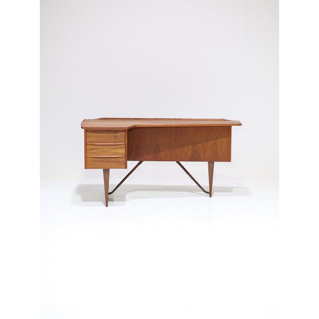 Double-sided teak 'Boomerang' desk designed by Peter Løvig Nilsen, produced in Denmark in 1965. Thanks to its airy design,...