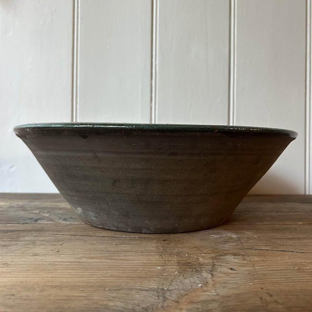 Large Green Glazed Studio Pottery Centrepiece Bowl, 1960s, in Good conditions. Designed 1960 to 1969