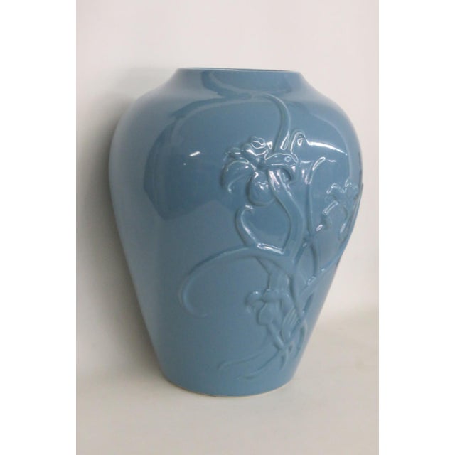 Jaru of California Jaru of California 1980 Blue Ceramic Floral Tabletop Vase Model 476 Large 5149b For Sale - Image 4 of 11