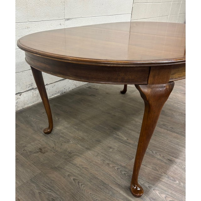 Late 20th Century Vintage Queen Anne Style Oval Walnut Dining Table For Sale - Image 5 of 10