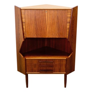 1950s Danish Rosewood Corner Cabinet in the Style of Omann Jun. Møbelfabrik / Gunni Omann For Sale
