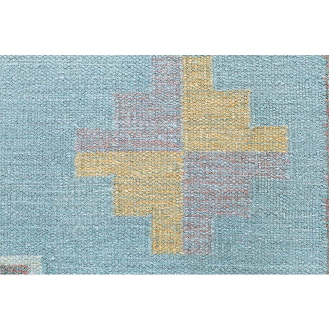 This 1955 Swedish flat-woven rug beautifully embodies the calm, modern aesthetic of mid-century Scandinavian design. Hand-...