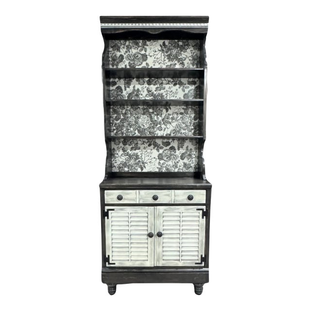 Late 20th Century Ethan Allen Refined Rustic Buffet & Hutch For Sale