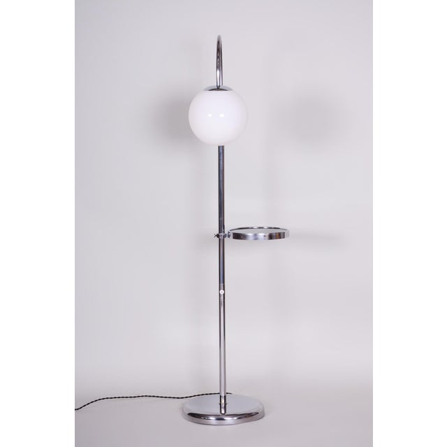 This elegant Bauhaus floor lamp originates from Czechoslovakia from the 1930s. Its minimalist and functional design is...