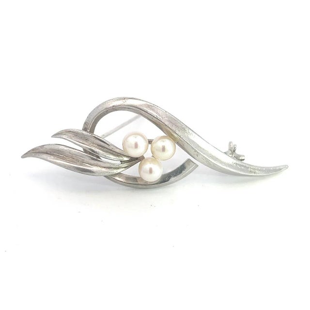 Mikimoto Estate Akoya Pearl Brooch 2.5" Sterling Silver 5.50 mm M390 This elegant Authentic Mikimoto Estate sterling...