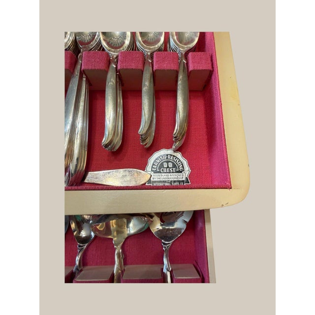 Mid 20th Century 1847 Rogers Bros Flair Mid Century Modern Silverplate Flatware Service for 16 W/ Chest - 121 pcs For Sale - Image 5 of 12