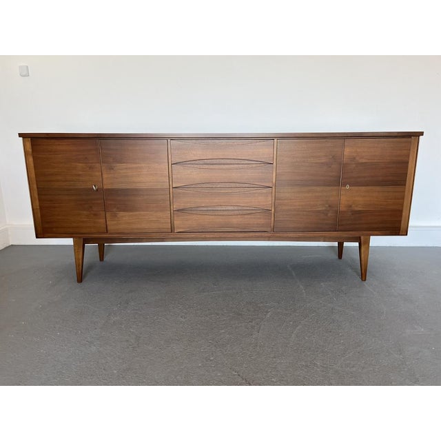 The sideboard was made of walnut, it has been complety renovated.Box hight 60.