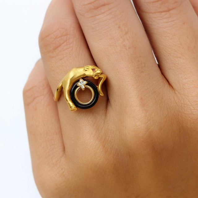 This authentic Carrera y Carrera ring is exquisitely crafted in solid 18k yellow gold with a refined satin finish that...