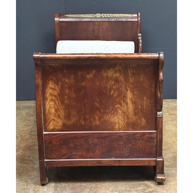 French Empire Gilt Mounted Day Bed or Lit en Bateau Sleigh Bed of Flame Mahogany For Sale - Image 14 of 14