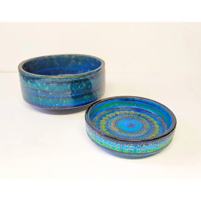 The larger centerpiece is a fruit bowl, the smaller one is a bowl for various objects. They are part of the "Rimini blu"...