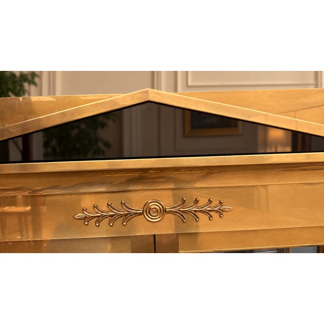 Attributed to Mastercraft Neoclassical Brass & Glass Illuminated Display Cabinet For Sale - Image 10 of 17