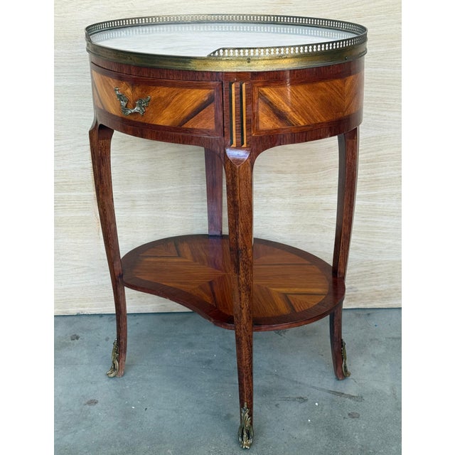 French Early 20th Century Pair of Louis XV Oval Bouillotte Shape Nightstands with Drawer and Low Shelve For Sale - Image 3 of 18