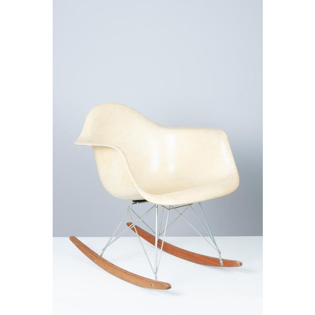 Rocking Chair by Charles & Ray Eames for Zenith Plastics, 1952 For Sale - Image 4 of 6