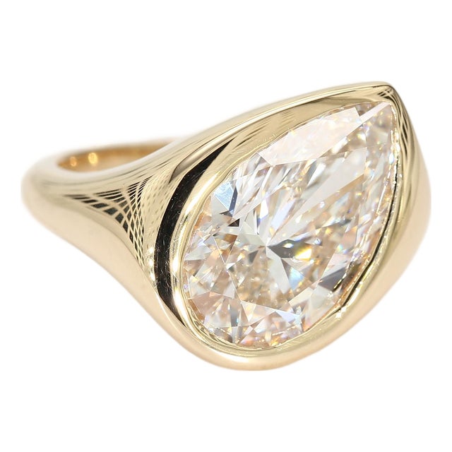 14k Yellow Gold Bezel-Set Ring With Pear Shaped Lab-Grown Diamond - Size 6.5 For Sale