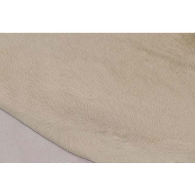Modern Rug & Kilim’s Large Cowhide Rug in Cream White Tones Rug & Kilim Website Title: Rug & Kilim’s Large Cowhide Rug in Cream White Tones For Sale - Image 3 of 9
