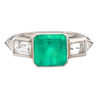1920s Art Deco Style 1.77 Carat Emerald Diamond Platinum Ring For Sale