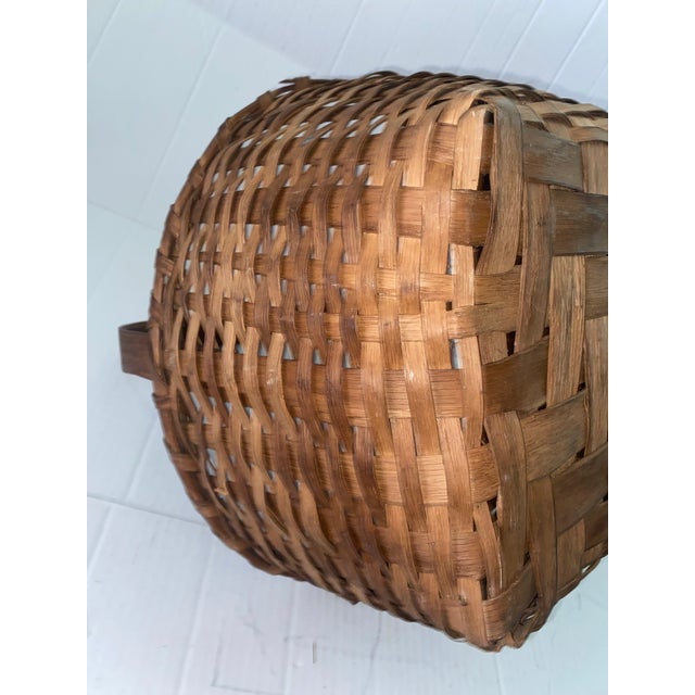 19th Century Traditional Hand-Woven Northeastern American Wood Splint Gathering Basket. For Sale - Image 11 of 11