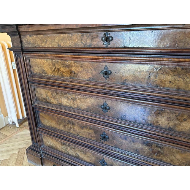 Walnut Dresser, 18th Century For Sale - Image 3 of 7