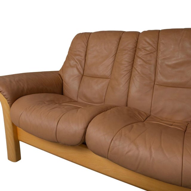 Windsor Three-Seater Leather and Wood Sofa in Brown Cognac with Manual Reclining Function from Stressless For Sale - Image 9 of 18