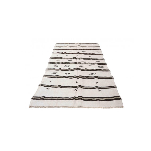 Mid-Century Modern Embroidered Hemp Vintage Kilim Rug - 5`1" X 9`6" For Sale - Image 3 of 6