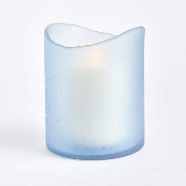 Delight in the detail, this stunning hurricane features a naturally uneven melted edge and frosted glass. Paired with a...