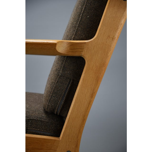 Mid-Century Modern GE-265 Lounge Chair in Oak and Kvadrat Wool by Hans J. Wegner for Getama, Denmark, 1992 For Sale - Image 3 of 14