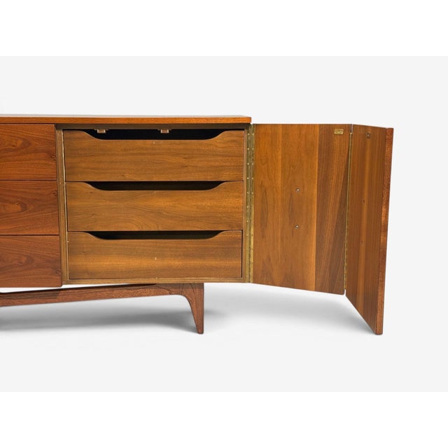 Young Manufacturing, Standard Dreser, Walnut, Usa, 1960s For Sale - Image 11 of 15