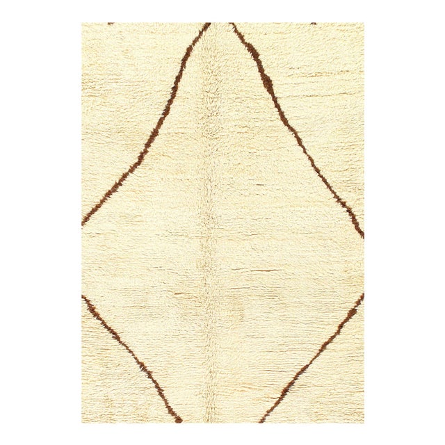 This is a precious Moroccan treasure, full of art, gentleness and elegance. This luxurious Moroccan rug features a...
