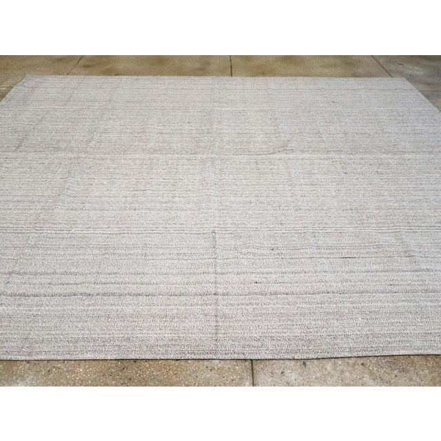 Galerie Shabab Collection Mid-20th Century Vintage Turkish Flatweave Kilim Room Size Carpet For Sale - Image 4 of 8