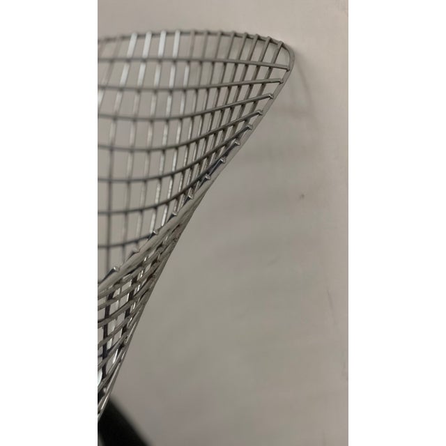 Wire 421 and 422 Diamond Chairs in Silver and Blue by Harry Bertoia for Knoll, 1970s, Set of 2 For Sale - Image 9 of 18