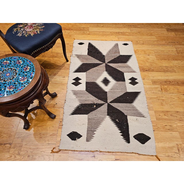 Vintage Native American Navajo Rug, Handwoven Wool, Medallion Pattern, 3x5 For Sale - Image 4 of 13