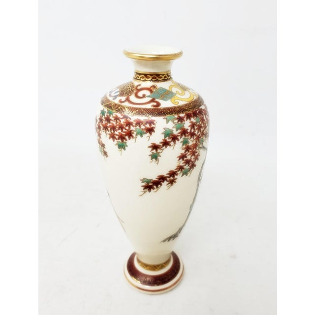 Antique Japanese Satsuma 6" Vase - Late Meiji Era - Geisha - Attendant - Tree - Leaves For Sale - Image 4 of 18