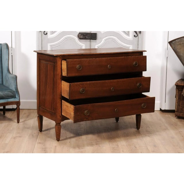 Italian 1820s Serpentine Front Walnut Commode with Three Drawers For Sale In Atlanta - Image 6 of 12