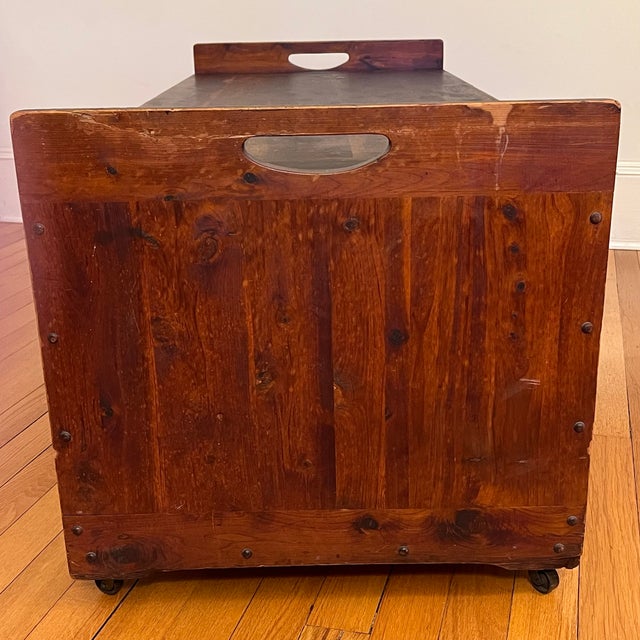 Vintage Cedar Chest, Ferguson Bros. Manufacturing Co. For Sale - Image 4 of 17