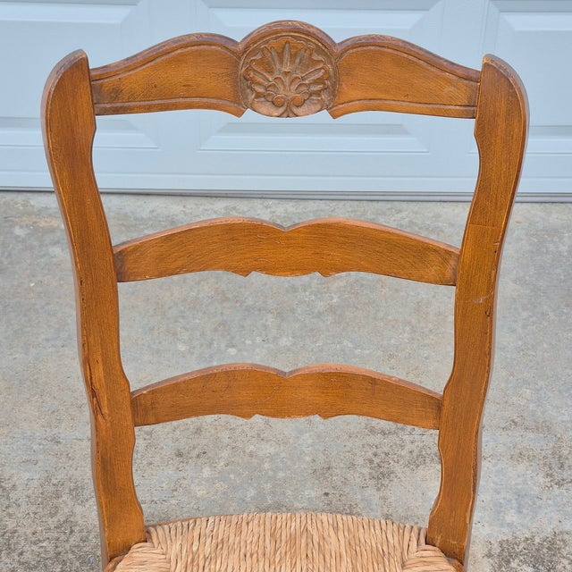 French Provincial Mid-20th Century Shell Carved Walnut French Country Ladder Back Rush Seat Chairs, a Pair For Sale - Image 3 of 13