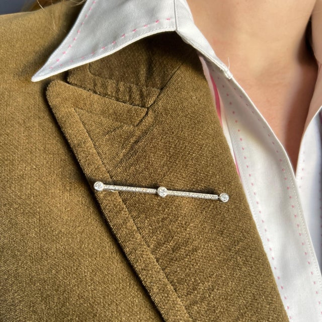 A masterpiece of geometric elegance, this authentic Art Deco bar brooch (circa 1920) represents the height of French...
