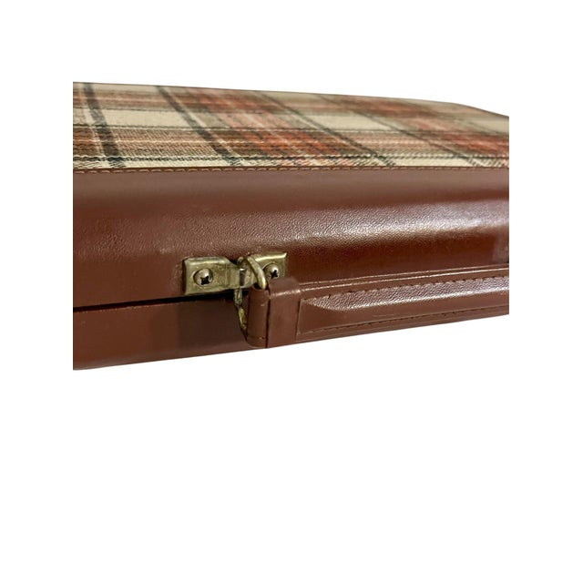 Vintage Mid-Century Tartan Backgammon Game Set in Travel Case For Sale - Image 6 of 18