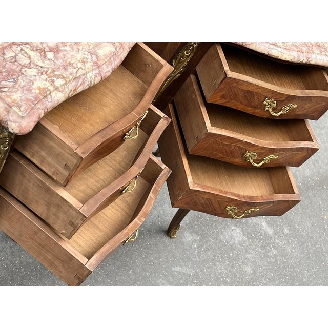 1940s Pair of French Louis XV Style Rosewood Side Tables Nightstands. For Sale - Image 6 of 7