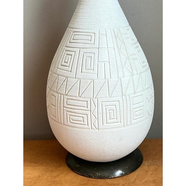 Vintage Mid-Century Modern White Ceramic Table Lamp For Sale In West Palm - Image 6 of 12