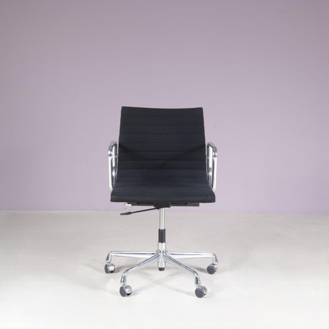 Vitra Desk Chair Model EA118 in Chrome Base with Black Hopsack Upholstery and Aluminium Armrests by Charles & Ray Eames for Vitra, Germany, 2000s For Sale - Image 4 of 16