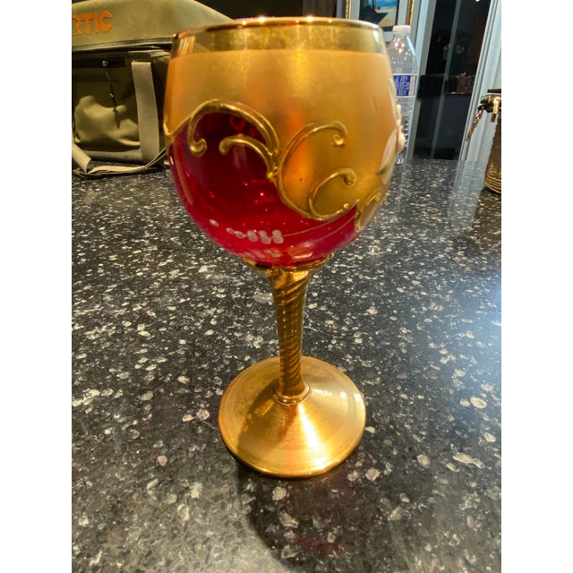 1970s Set of 4 Signed Venetian Style Ruby & Gold Art Glass Goblets – Hollywood Regency For Sale - Image 4 of 5