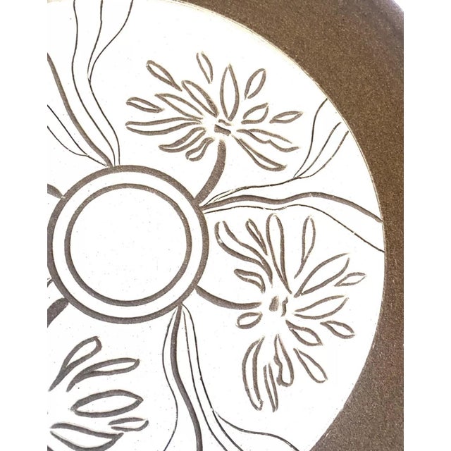 Modern 1980s Sgraffito Nan & Jim McKinnell Colorado Post Modern Ceramic Charger For Sale - Image 3 of 5