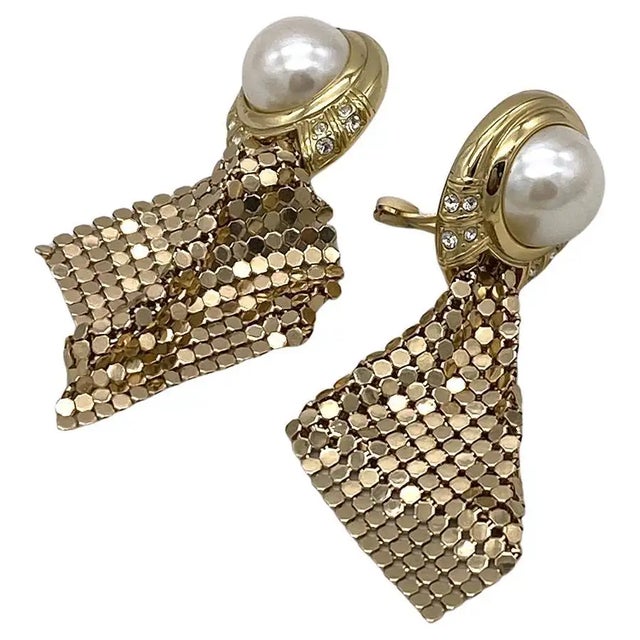 1980s Whiting & Davis Art Deco Style Gold Mesh & Pearl Drop Earrings For Sale - Image 5 of 7