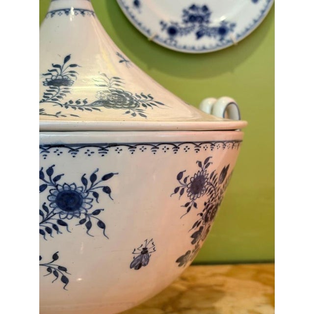 18th Century Blue and White Porcelain Serving Tureen and Platters, Vienna, Austria, Set of 10 For Sale - Image 3 of 17