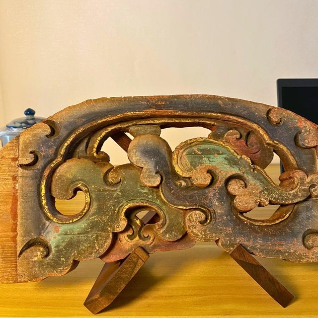 Chinoiserie Antique 1920s Chinese Polychrome Carved Wood Fragment – Sculpture For Sale - Image 3 of 9